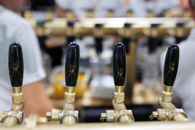 Um dispositivo para engarrafar cerveja artesanal recém-fabricada